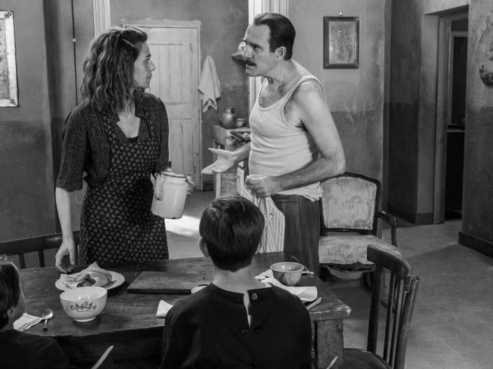 C'è ancora domani, primo film di Paola Cortellesi alla regia: fotogramma con Valerio Mastrandrea